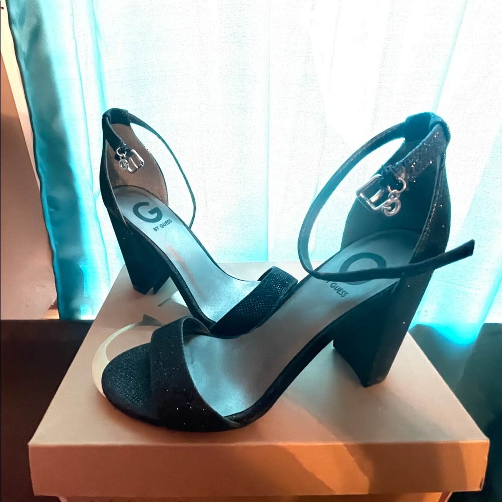 This shoe has only been worn once and is in great condition.